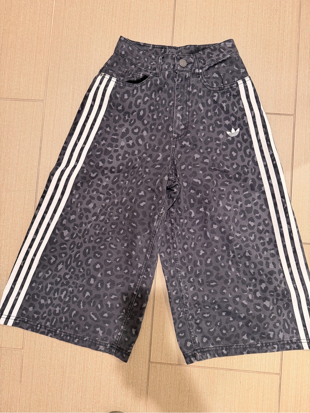NWT adidas women’s Black Leopard-Print Wide Leg Shorts size 23 (small)